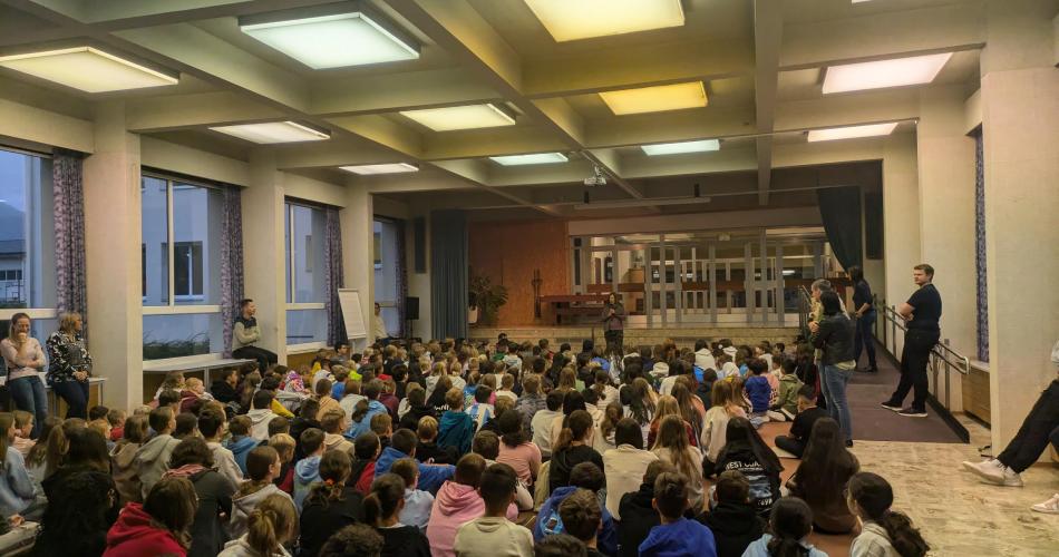 Gemeinsame Versammlung in der Aula.