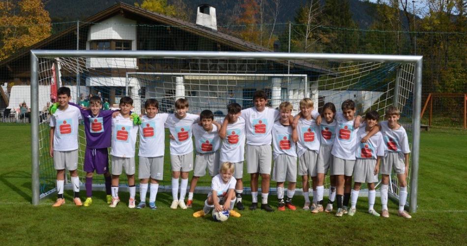 Mannschaftsfoto im weißen Trikot.