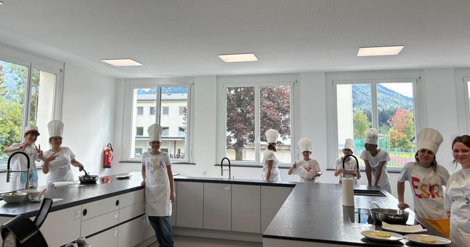 Schüler:innen arbeiten in der neuen Küche.