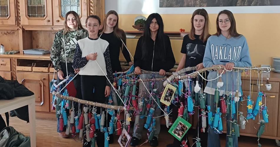 Schülerinnen präsentieren ihren selbstgemachten Adventkalender für die Bewohner:innen des Seniorenheims.