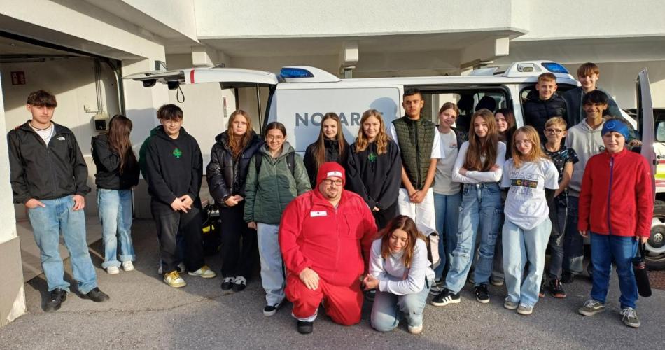 Gruppenfoto 3c am NEF Stützpunkt vor dem Rettungsauto.