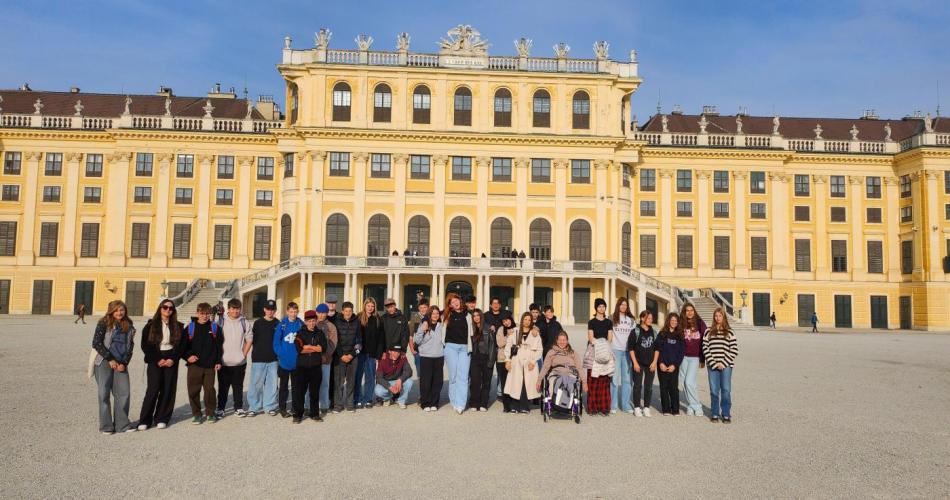 Schüler:innen der 4b und 4c vor Schloss Schönbrunn.