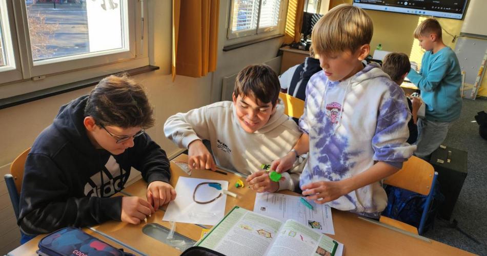 Schüler bearbeiten die Zelle.