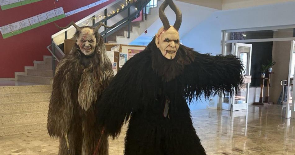 2 Krampus im Eingang der Schule