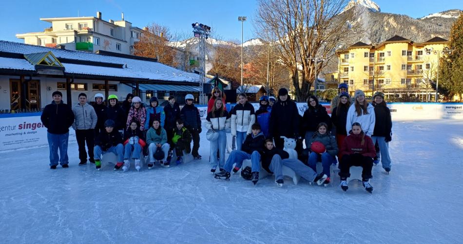 Gruppenfoto Eislaufen am Eislaufplatz.
