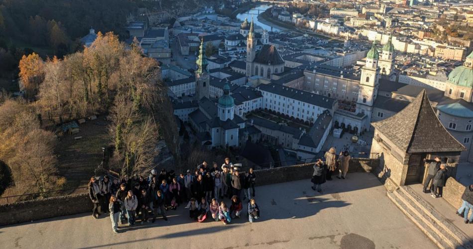 Gruppenfoto der Klassen auf der Festung Salzburg mit Blick über die Stadt.
