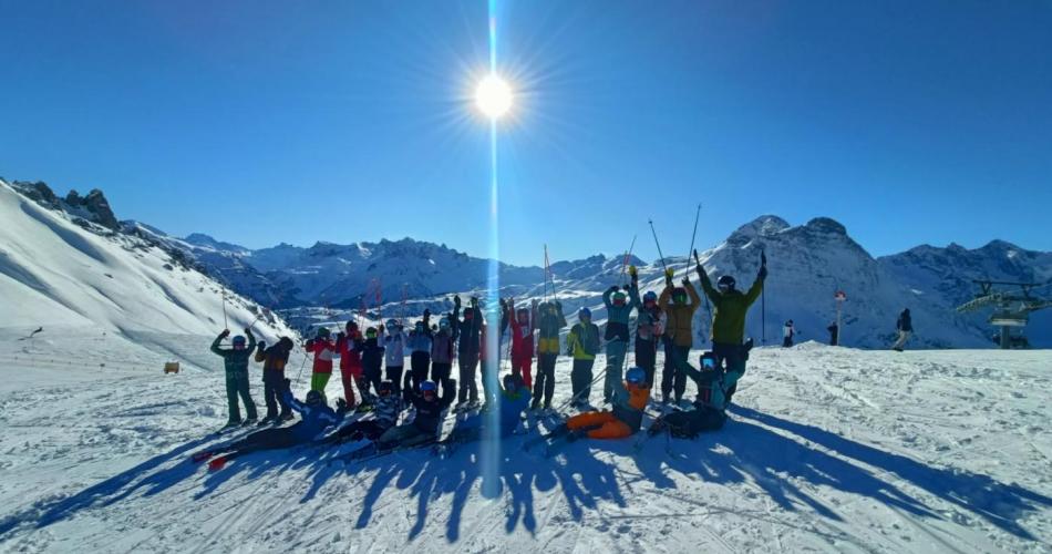 Alle Schülerinnen und Schüler der 3. Klasse auf der Piste in Warth