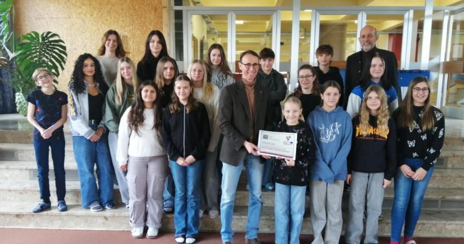 Gruppenfoto der Urkundenübergabe