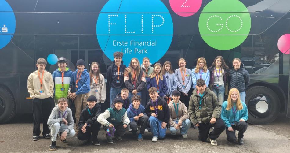 Gruppenfoto 3a Klasse vor dem FLIP2Go Bus