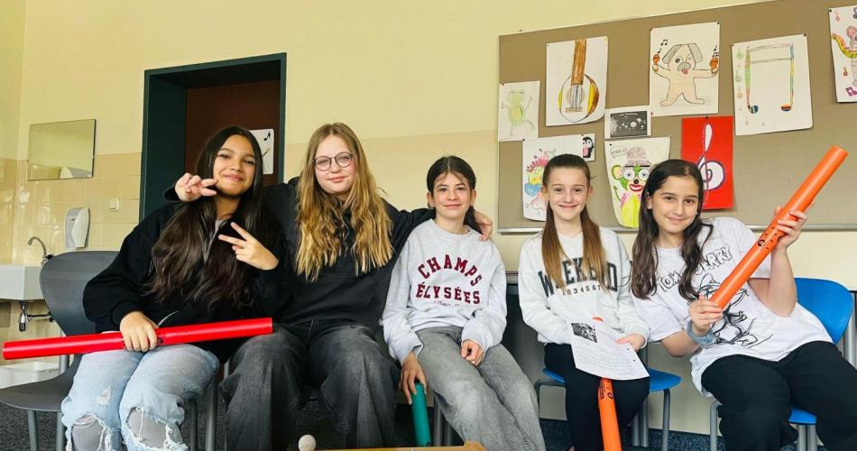 Schüler:innen der 1b mit verschiedenen Musikinstrumenten.
