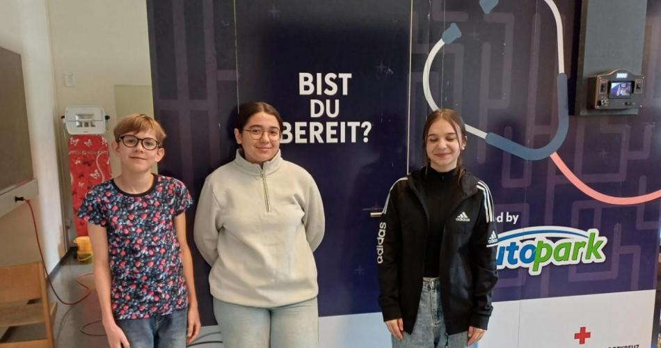 Schüler:innen beim Startpunkt des Escape Rooms.