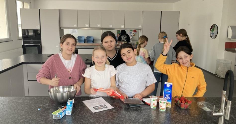 Gruppenfoto Schüler:innen beim Zubereiten der französischen Speisen