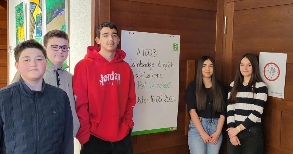 Schüler:innen beim Angang zu den Prüfungen.
