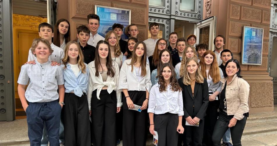 Klassenfoto dvor dem Musical