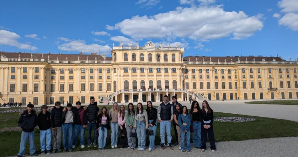 Klassenfoto vor dem Schloss Schönbrunn.
