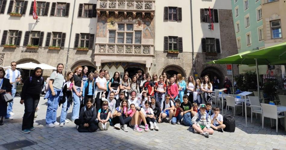 Gruppenfoto in der Altstadt. Im Hintergrund das Goldene Dachl