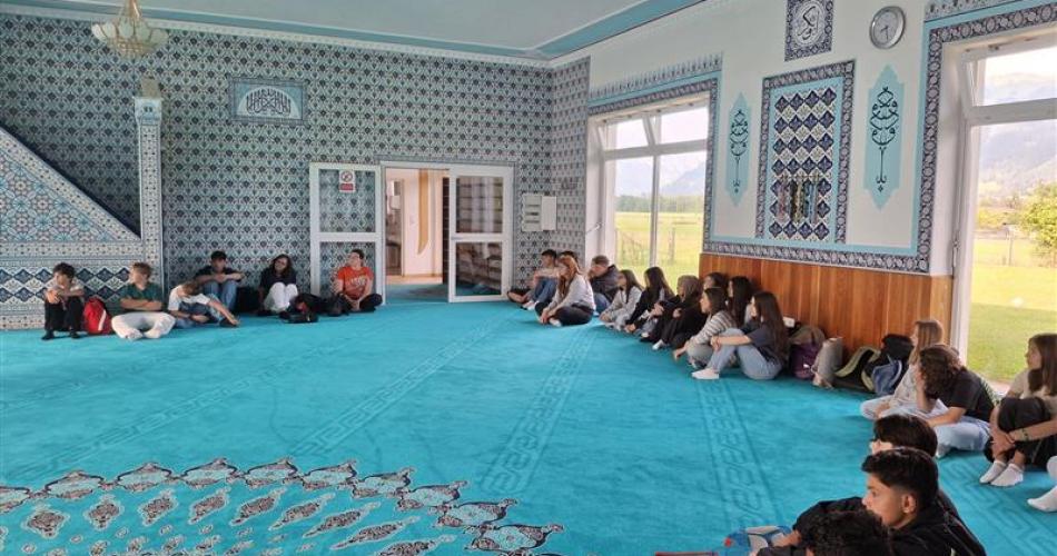 Schülerinnen sitzen im Kreis in der Moschee.