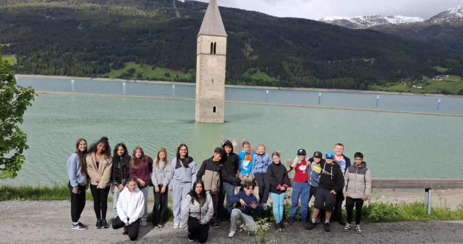 Klassenfoto am Reschenpass vor der Kirche im See.