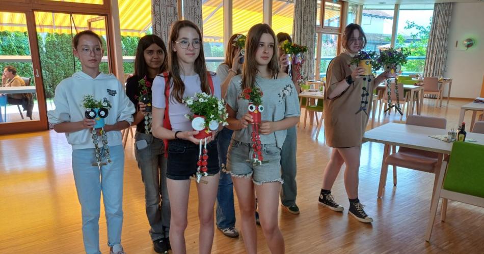 Abschluss Kreativ - Übergabe Blumengeschenke
