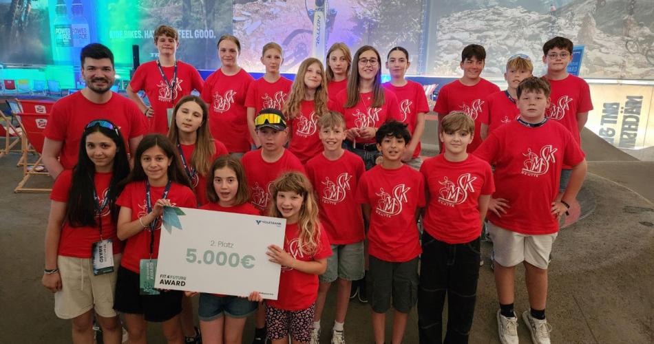 Gruppenfoto mit dem Preisgeld von 5000€.