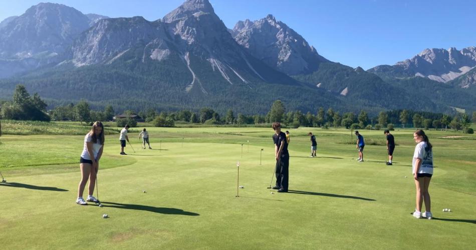SchülerInnen der 3c beim Golfen.
