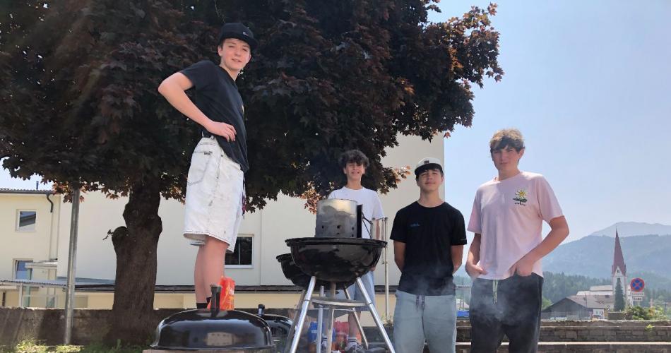 4 Schüler stehen hinter den Grills.