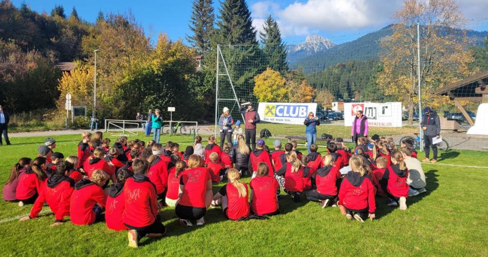 Alle Sportler:innen sitzen bei der Preisverteilung