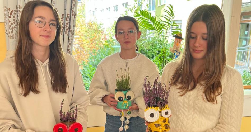 Kreativprojekt für das Haus zum guten Hirten. Drei SchülerInnen mit ihren selbstgebastelten Figuren, die man auf den Fensterbalken stellen kann.