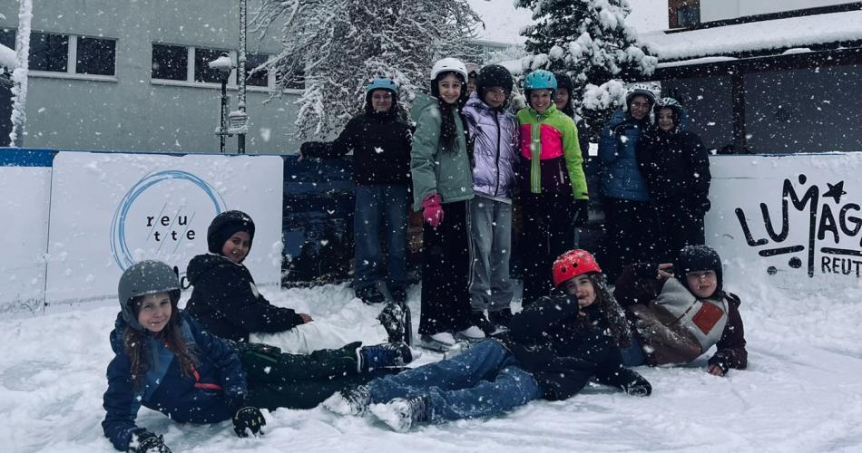 Schülerinnen der 2. Klasse beim Eislaufen