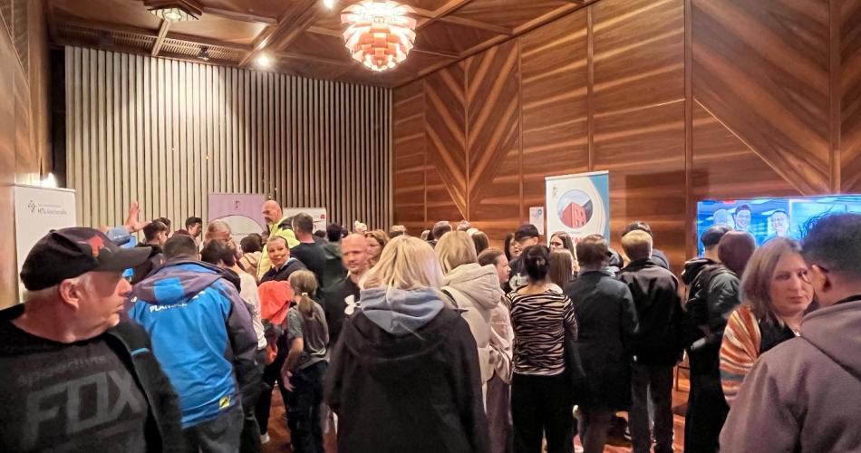 Viele Personen sehen sich die Stände der weiterführenden Schulen in der WKO an.