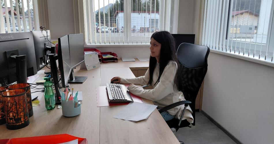 Schülerin am Schreibtisch vor dem PC. Arbeitet als Sekretärin.