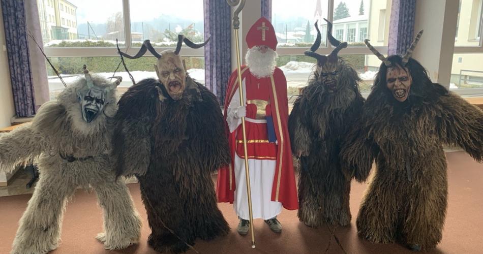 Niklaus mit seinem 4 Krampussen zu Besuch in der MSK
