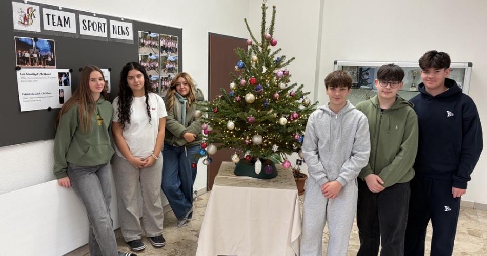 Gruppenfoto der Schüler:innen der 4c die den Tannenbaum geschmückt haben.