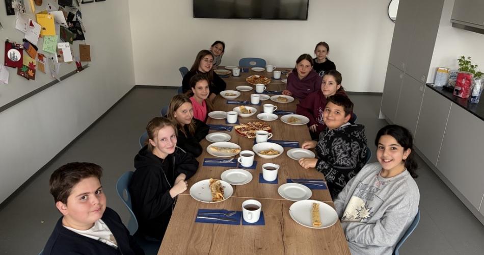 Schülerinnen beim Essen ihrere zubereiteten Speisen.