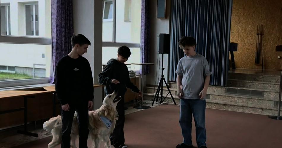 Bingo im Einsatz - Schüler:innen der 3. Klasse dürfen Übungen mit Bingo durchführen.