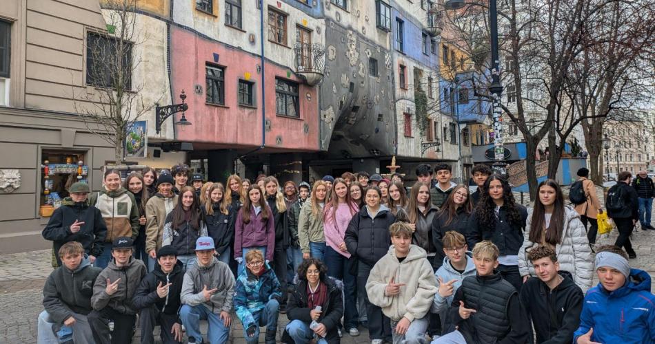 Gruppenfoto der 4. Klassen vor dem Gebäude von Friedensreich Hundertwasser.