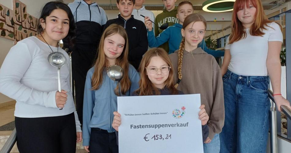 Gruppenfoto SchülerInnen mit den Einnahmen der Fastensuppe.