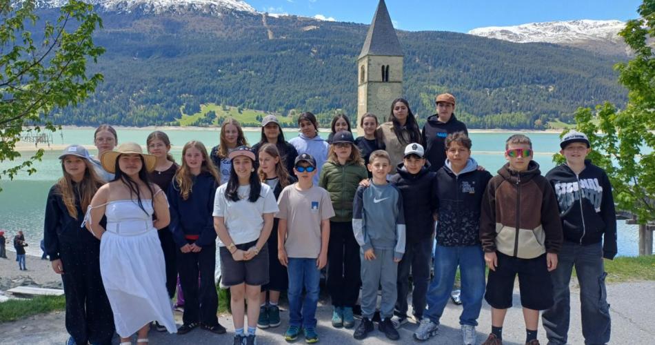 Klassenfoto der 2b am Reschensee. Im Hintergrund ist die Kirche im See zu sehen.