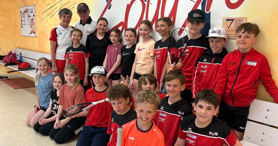Gruppenfoto 1a in der Squashhalle.