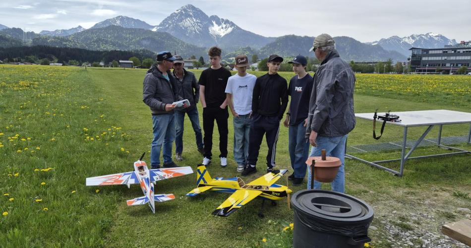 Schüler betrachten Miniaturflugzeuge.
