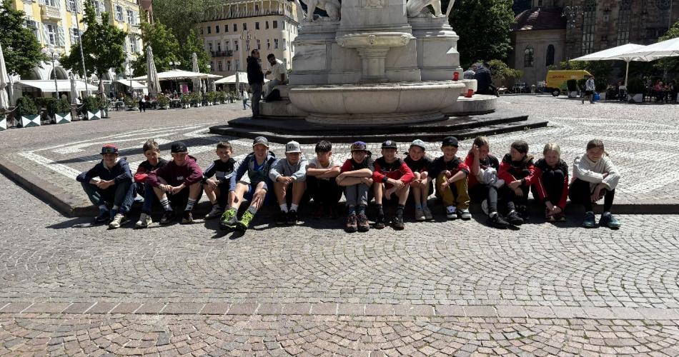 Gruppenfoto 2a vor einer Sehenswürdigkeit.