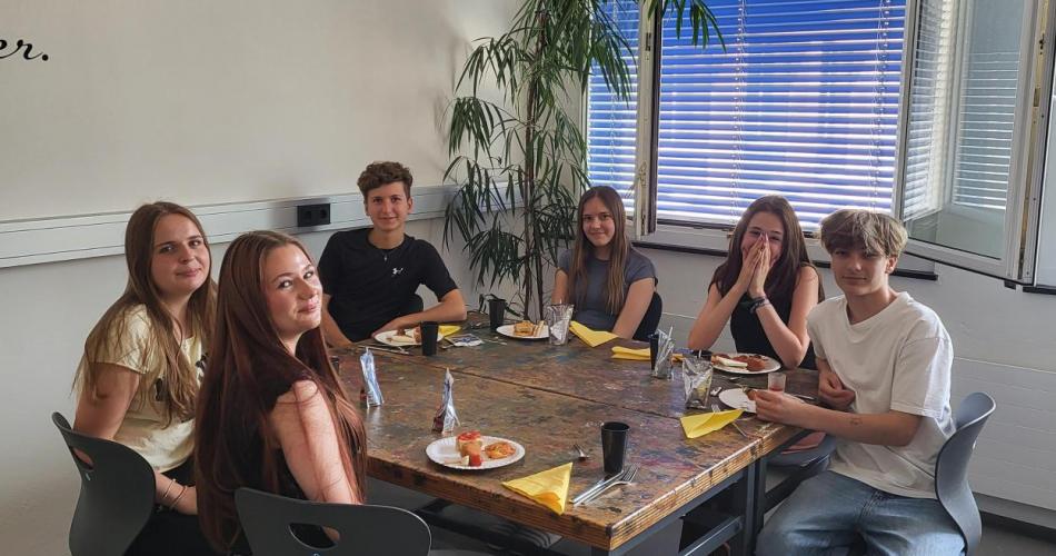 Schüler:innen der 4. Klasse beim Abschlussessen.