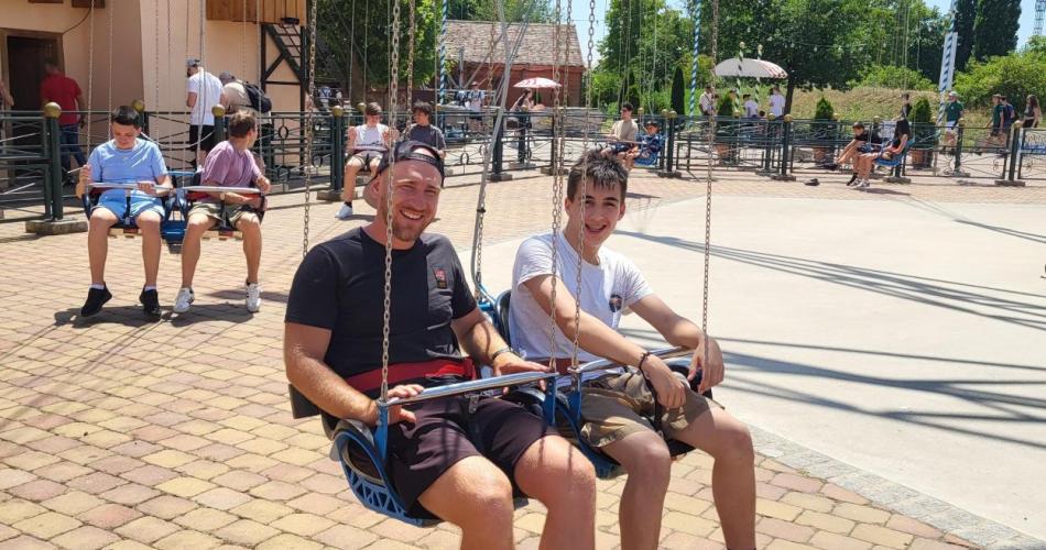 Schüler und Lehrperson im Karussell.