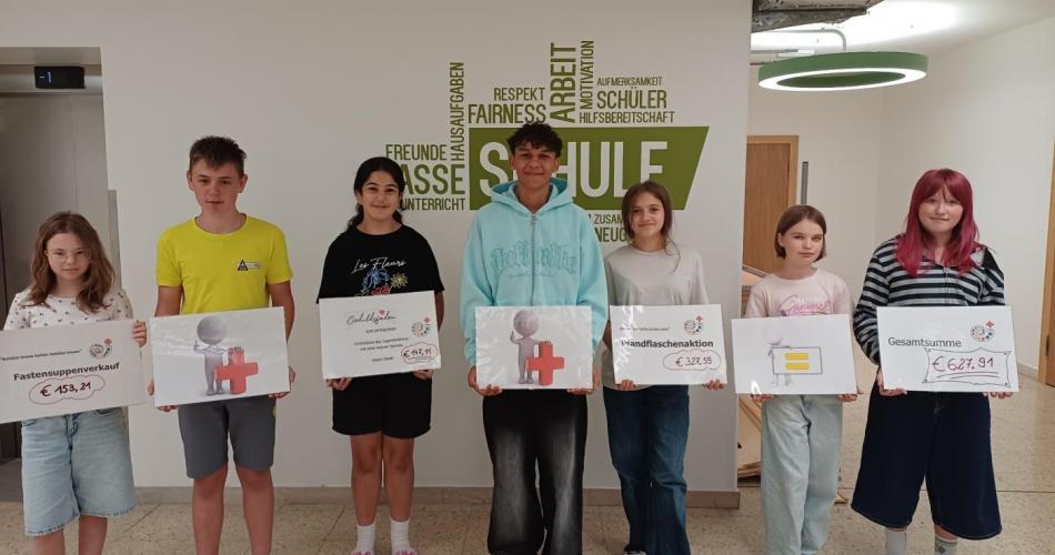 Gruppenfoto Schüler:innen 4c mit den Urkunden der gesammelten Geldbeträge.
