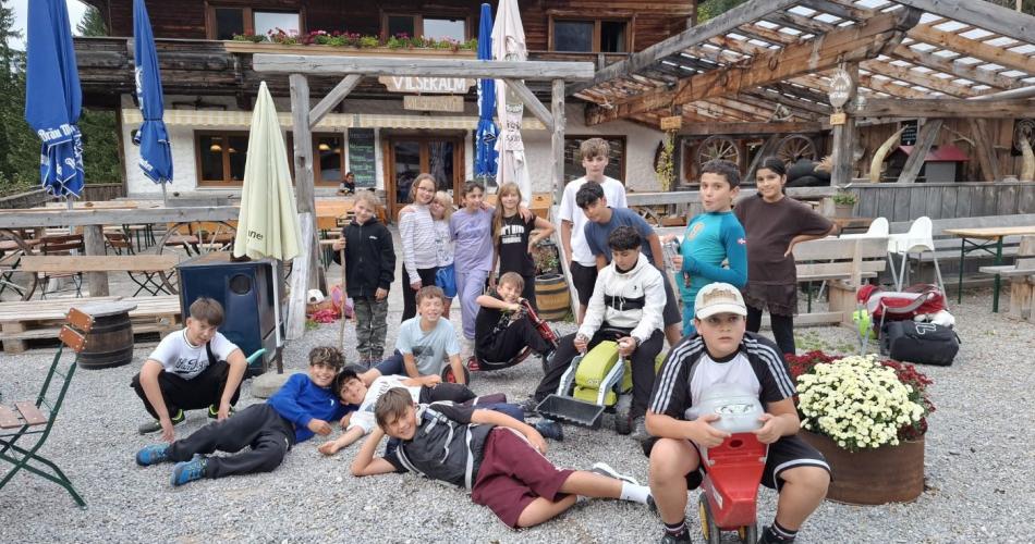 Schüler vor der Vilser Alm. 