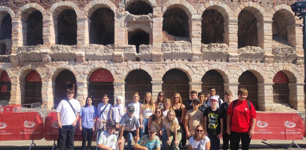 Gardasee 4c 2022 23 01 Die Klasse 4c steht vor der Arena in Verona