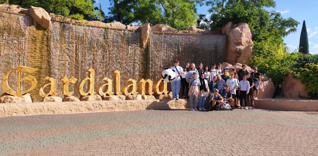 Gardasee 4c 2022 23 02 Die Klasse 4c steht vor dem Gardaland