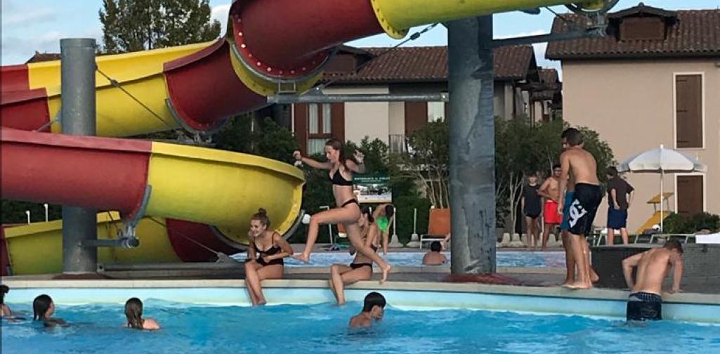 Gardasee 4c 2022 23 03 Die Schüler und Schülerinnen der 4c genießen den Pool