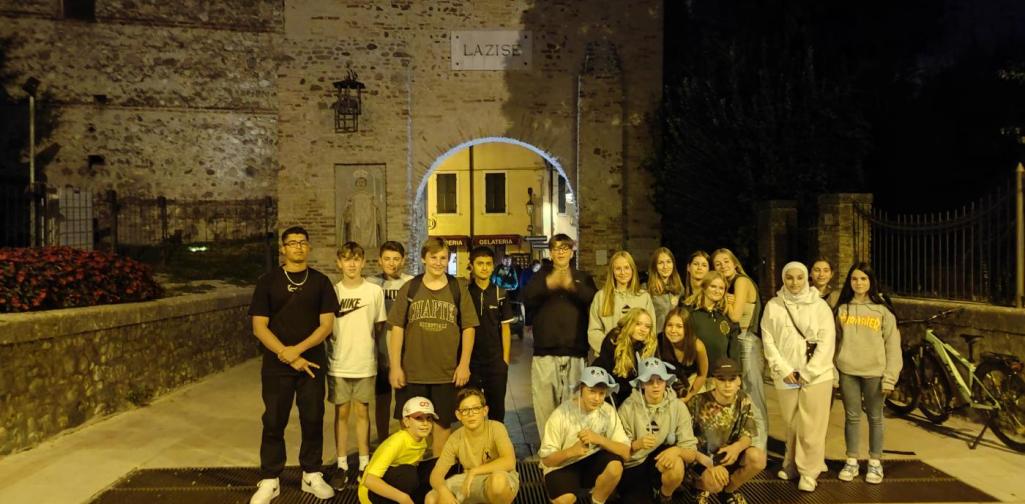 Gardasee 4c 2022 23 04 Die Klasse 4c steht vor den Toren von Lazise