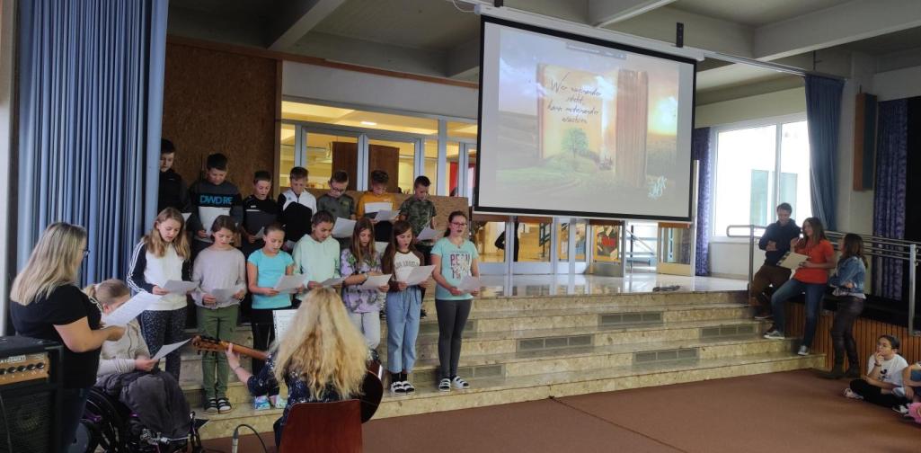 Die Klasse 2b sorgt für musikalische Umrahmung